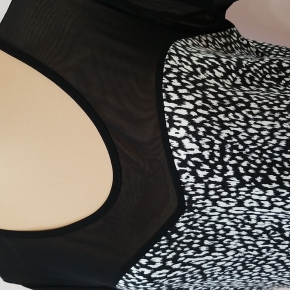 Torrid black and white peplum top, size 2X - Picture 4 of 16